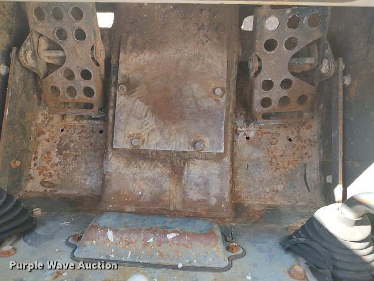 image for item LK9223 2005 Bobcat S300  skid steer loader