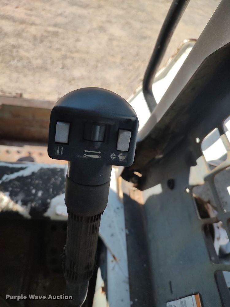 image for item LK9223 2005 Bobcat S300  skid steer loader