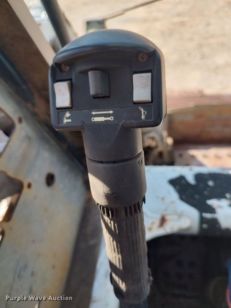 image for item LK9223 2005 Bobcat S300  skid steer loader