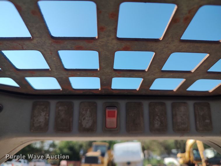 image for item LK9223 2005 Bobcat S300  skid steer loader