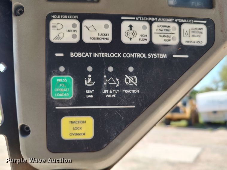 image for item LK9223 2005 Bobcat S300  skid steer loader