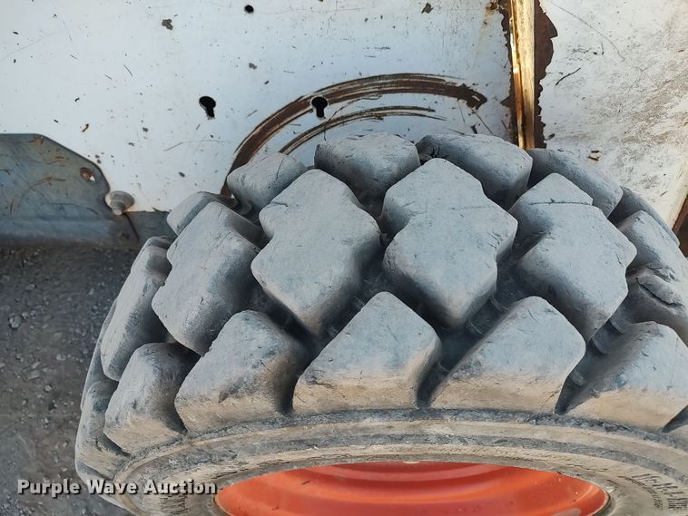 image for item LK9223 2005 Bobcat S300  skid steer loader