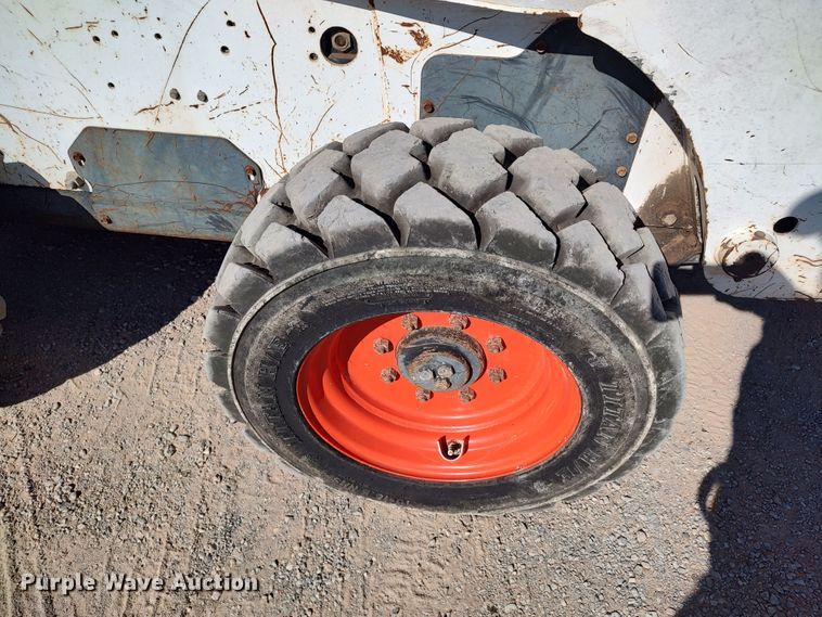 image for item LK9223 2005 Bobcat S300  skid steer loader