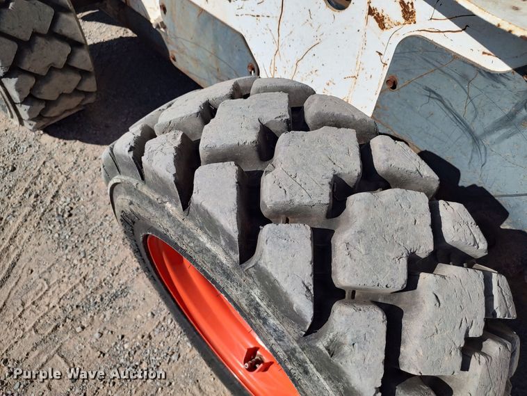 image for item LK9223 2005 Bobcat S300  skid steer loader