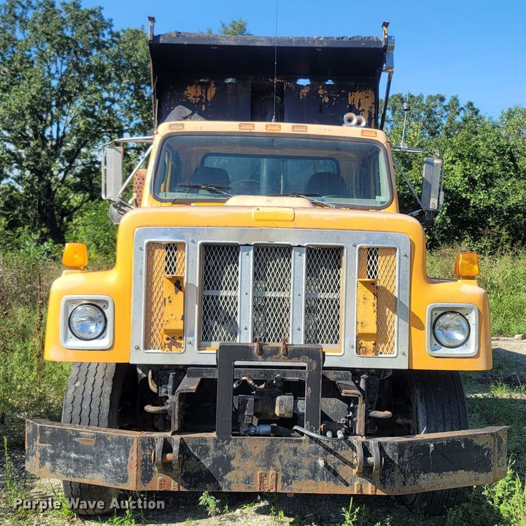 image for item LM9702 2002 International 2554  dump truck