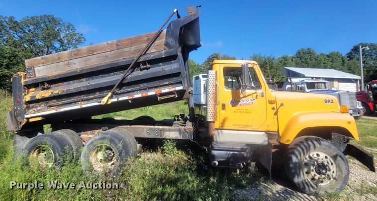 image for item LM9702 2002 International 2554  dump truck