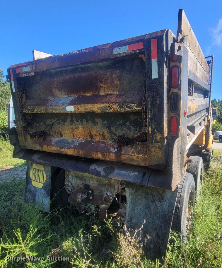 image for item LM9702 2002 International 2554  dump truck