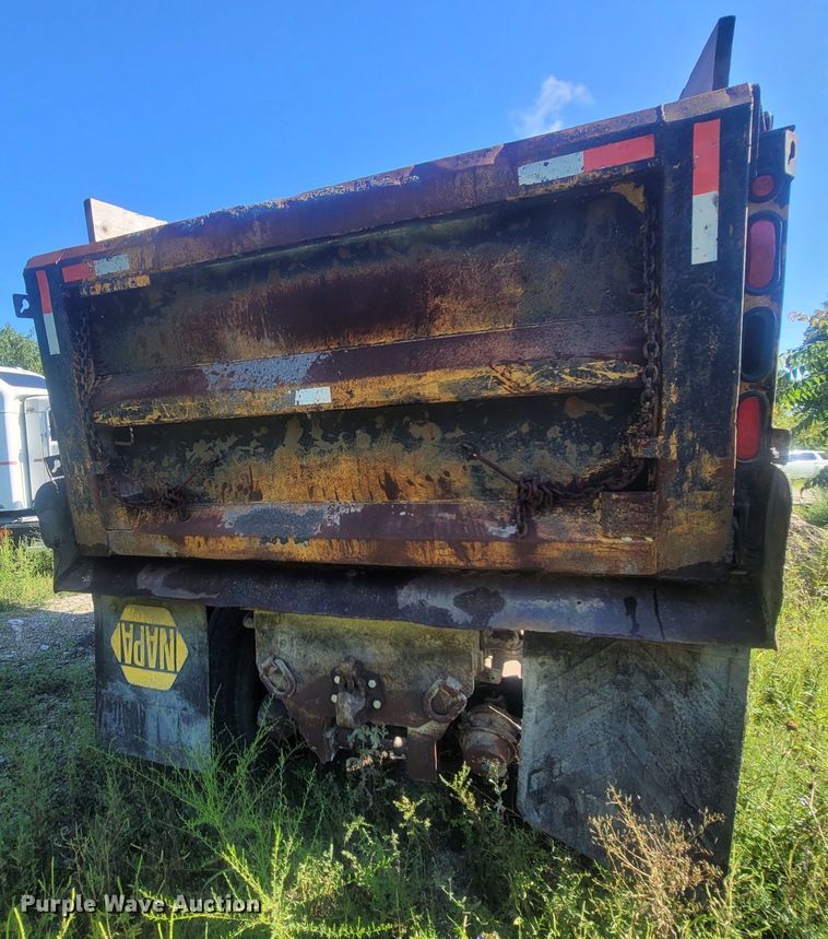 image for item LM9702 2002 International 2554  dump truck