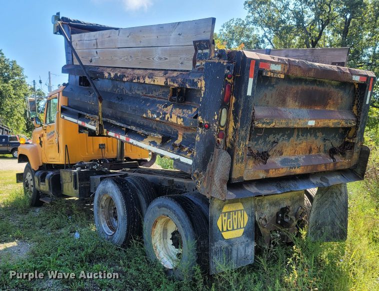 image for item LM9702 2002 International 2554  dump truck
