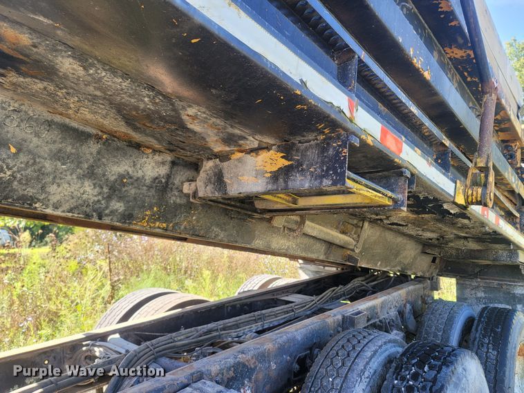 image for item LM9702 2002 International 2554  dump truck