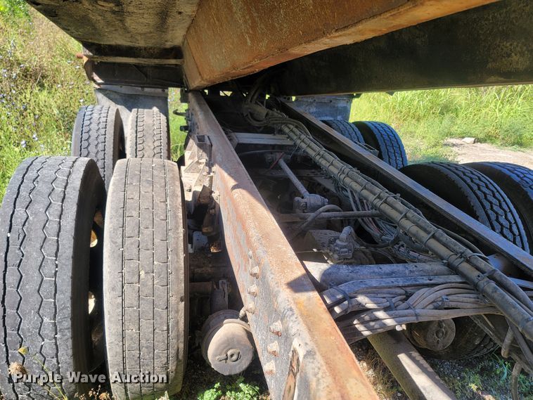 image for item LM9702 2002 International 2554  dump truck