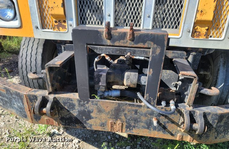 image for item LM9702 2002 International 2554  dump truck