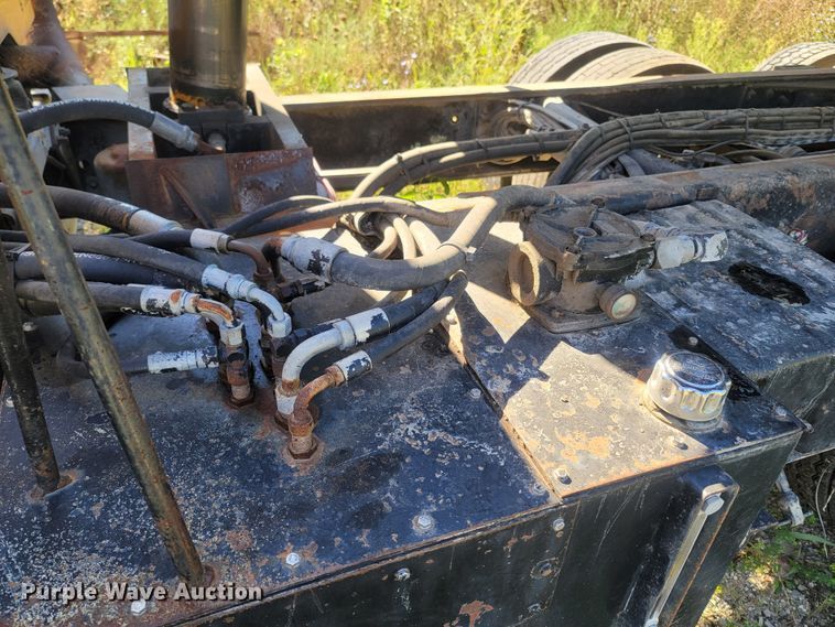 image for item LM9702 2002 International 2554  dump truck