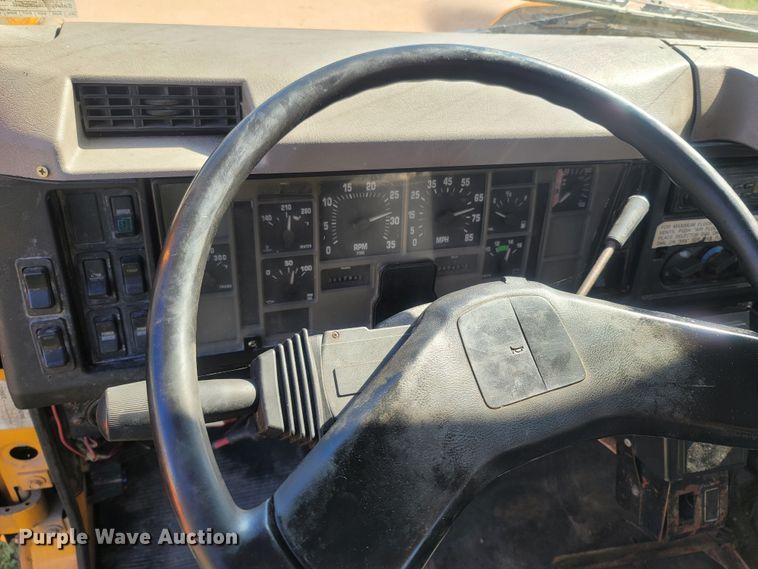 image for item LM9702 2002 International 2554  dump truck