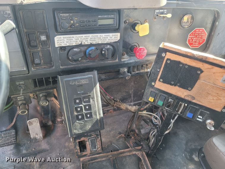 image for item LM9702 2002 International 2554  dump truck