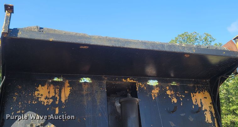 image for item LM9702 2002 International 2554  dump truck