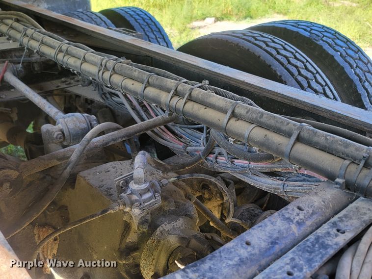 image for item LM9702 2002 International 2554  dump truck