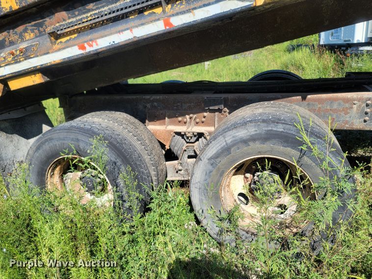 image for item LM9702 2002 International 2554  dump truck