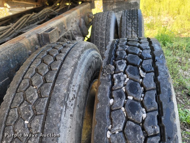 image for item LM9702 2002 International 2554  dump truck