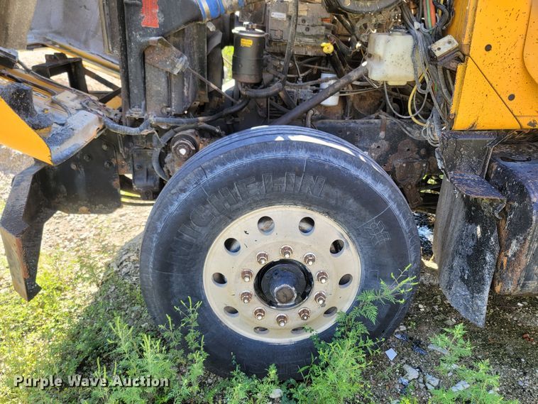 image for item LM9702 2002 International 2554  dump truck