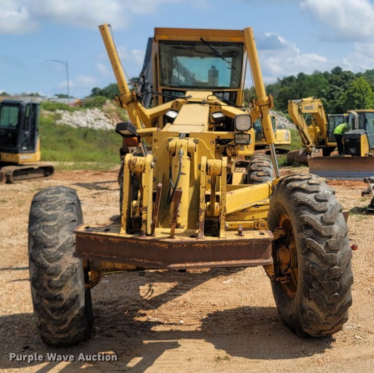 image for item LM9718 1995 John Deere 670B  motor grader