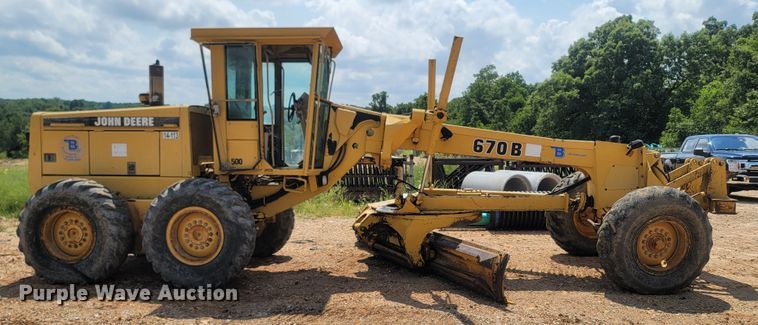 image for item LM9718 1995 John Deere 670B  motor grader