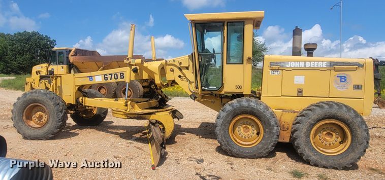 image for item LM9718 1995 John Deere 670B  motor grader