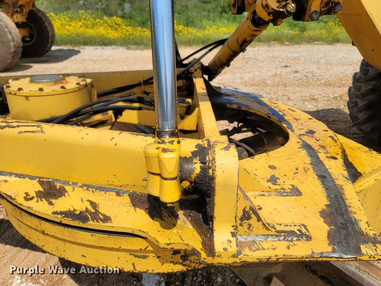 image for item LM9718 1995 John Deere 670B  motor grader