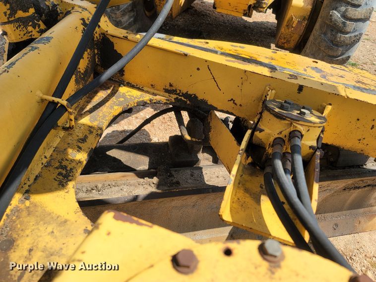 image for item LM9718 1995 John Deere 670B  motor grader