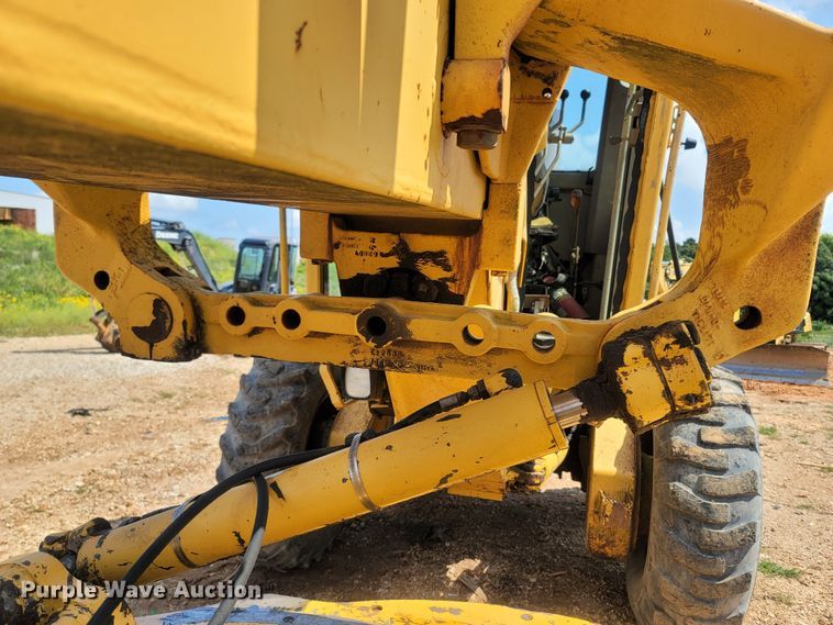 image for item LM9718 1995 John Deere 670B  motor grader