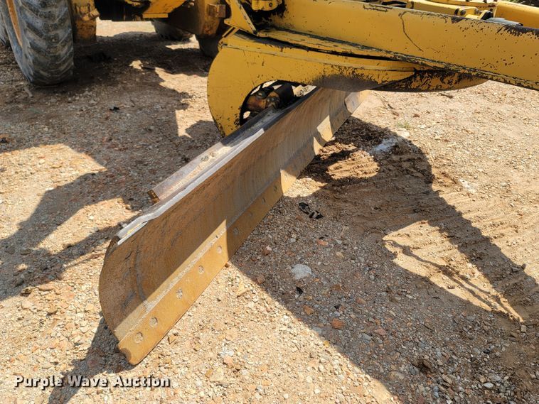 image for item LM9718 1995 John Deere 670B  motor grader