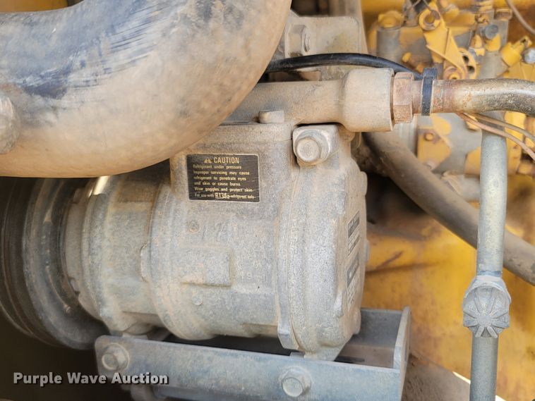 image for item LM9718 1995 John Deere 670B  motor grader