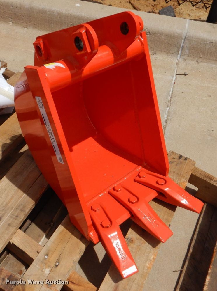 Kubota BT1952A mini excavator bucket in Grapevine, TX Item LS9815