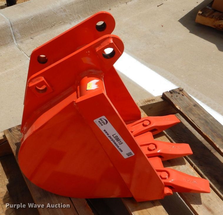 Kubota BT1952A mini excavator bucket in Grapevine, TX Item LS9815