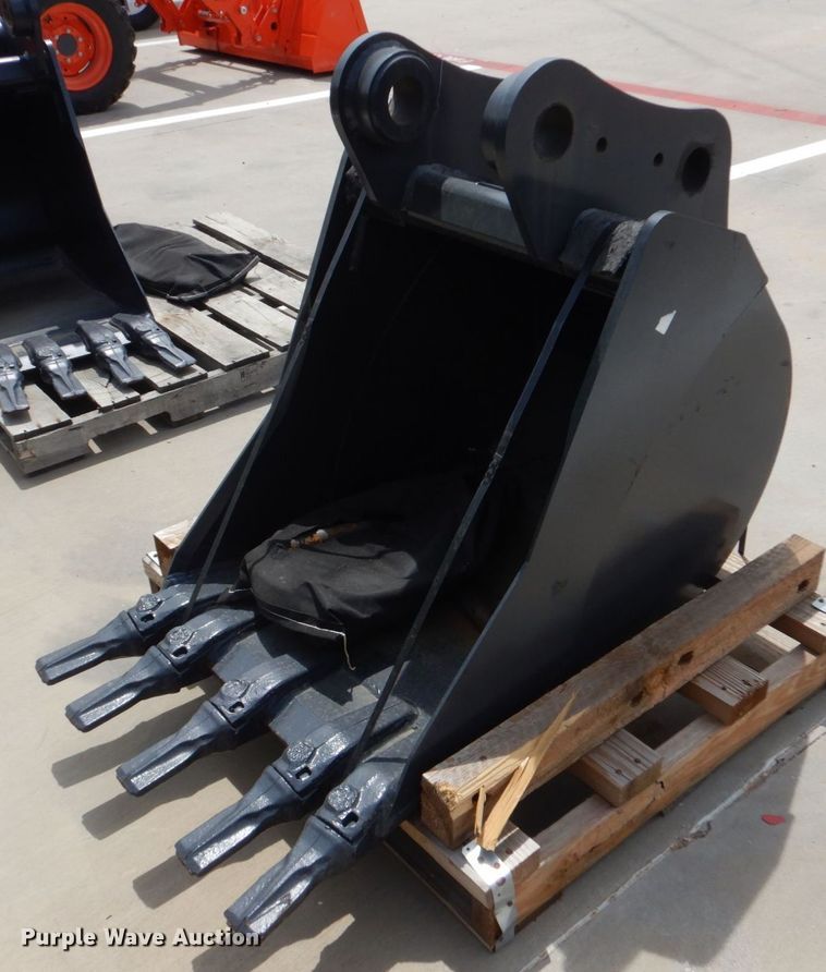Kubota excavator bucket in Grapevine, TX Item LS9838 sold Purple Wave