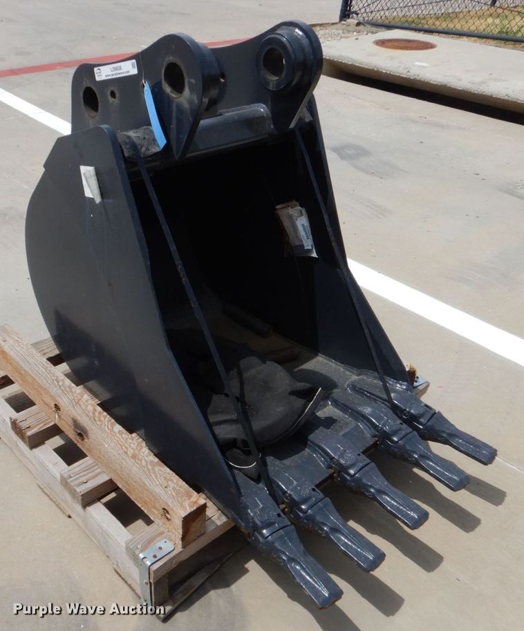 Kubota excavator bucket in Grapevine, TX Item LS9838 sold Purple Wave