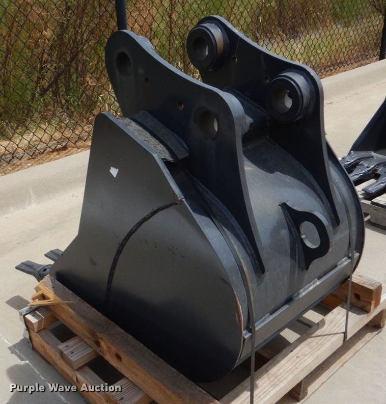 Kubota excavator bucket in Grapevine, TX Item LS9838 sold Purple Wave