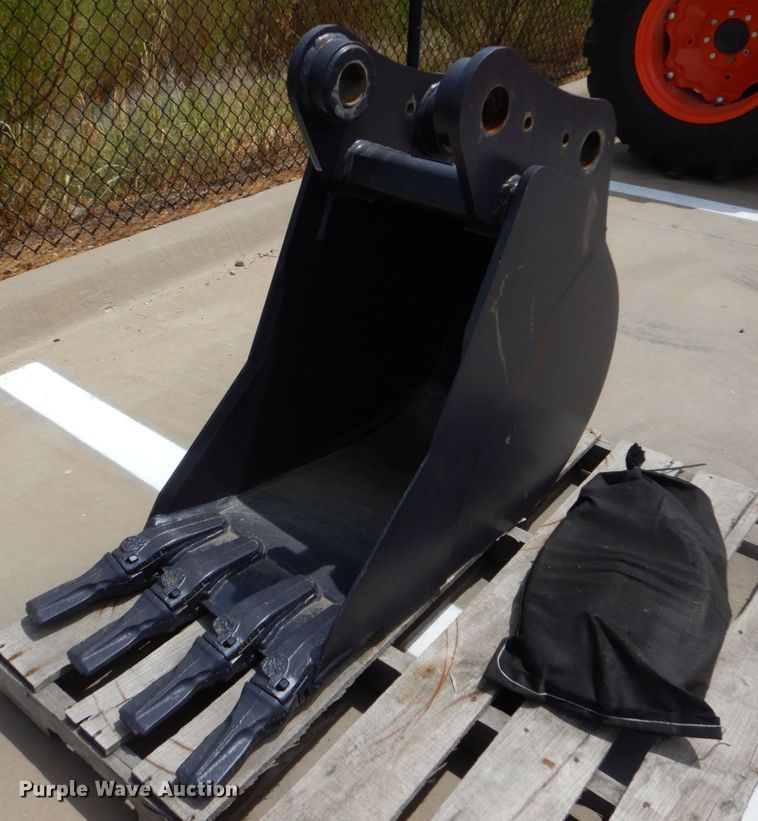 Kubota excavator bucket in Grapevine, TX Item LS9839 sold Purple Wave