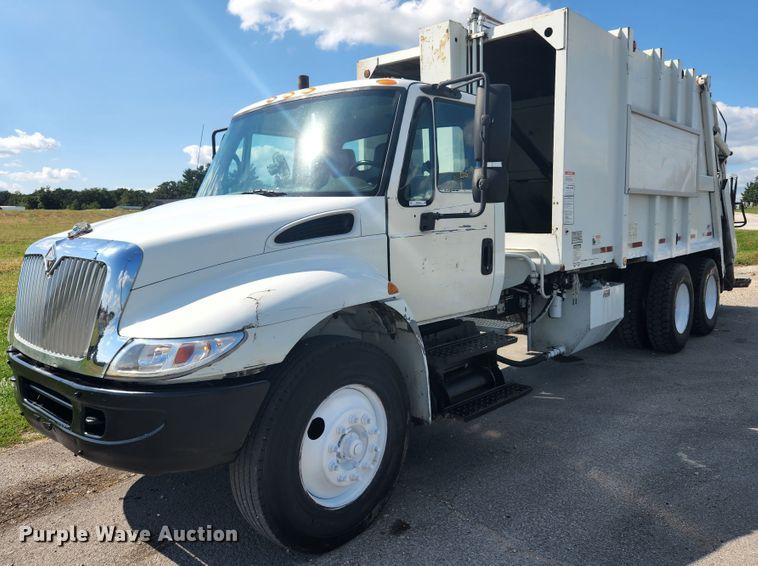 image for item MK9268 2004 International 4400  refuse truck