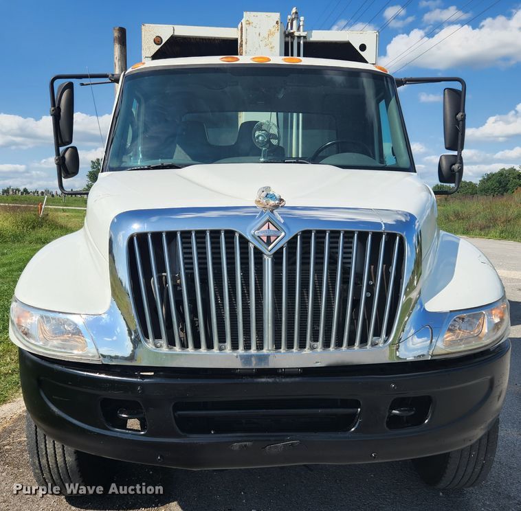 image for item MK9268 2004 International 4400  refuse truck