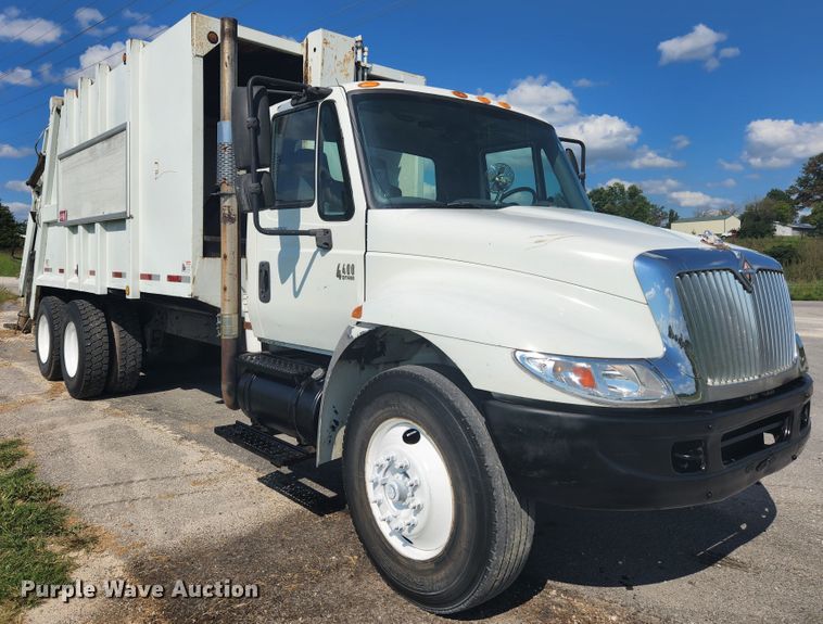 image for item MK9268 2004 International 4400  refuse truck