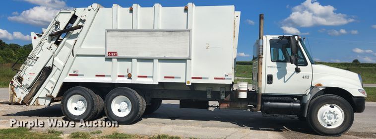 image for item MK9268 2004 International 4400  refuse truck