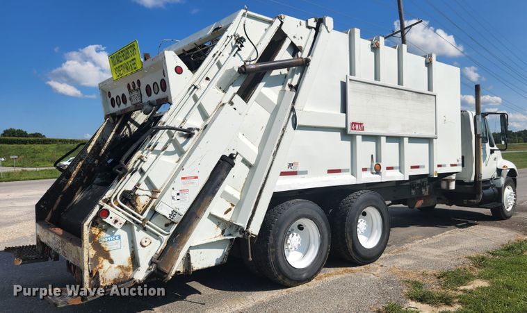 image for item MK9268 2004 International 4400  refuse truck