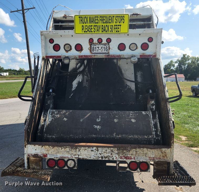 image for item MK9268 2004 International 4400  refuse truck