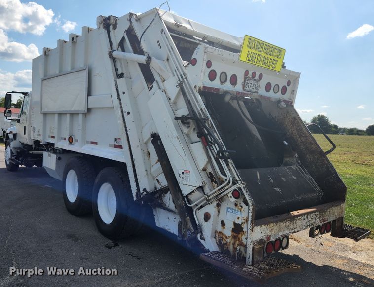 image for item MK9268 2004 International 4400  refuse truck
