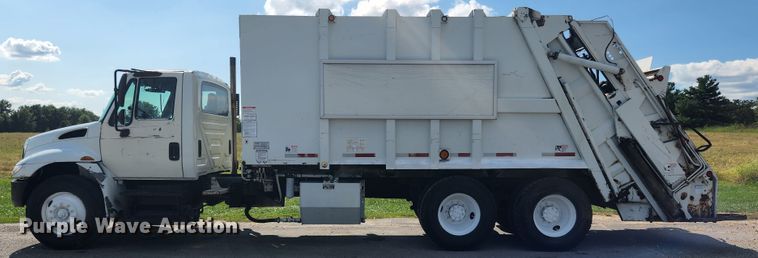 image for item MK9268 2004 International 4400  refuse truck