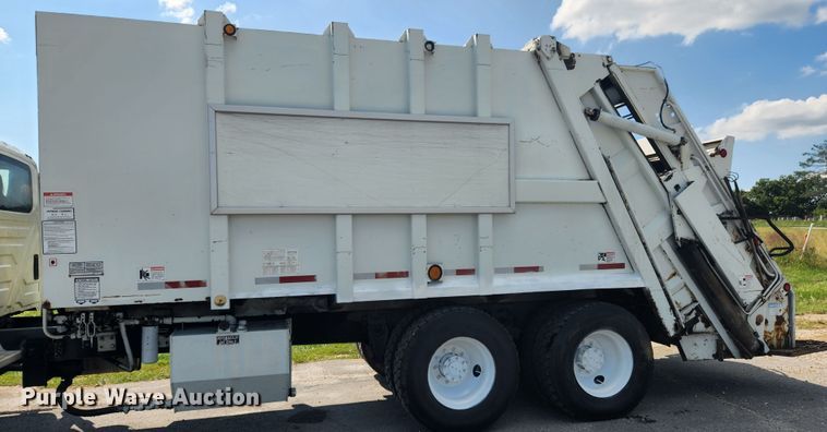 image for item MK9268 2004 International 4400  refuse truck