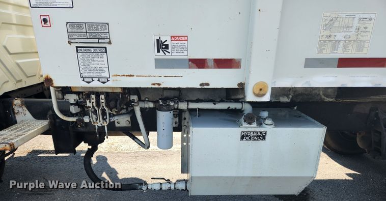 image for item MK9268 2004 International 4400  refuse truck