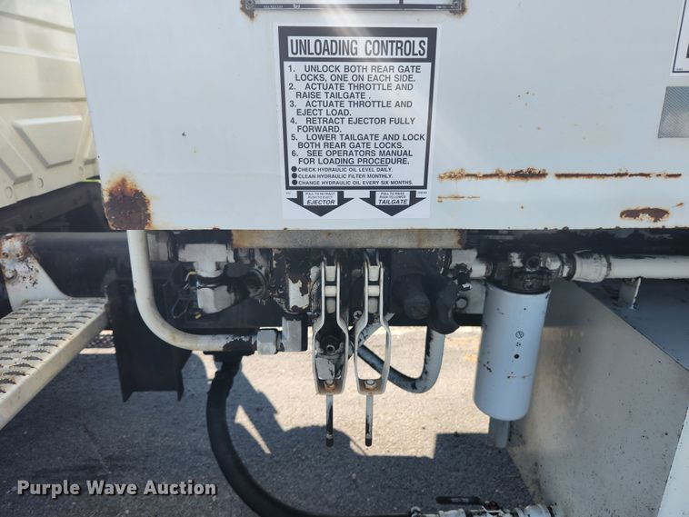 image for item MK9268 2004 International 4400  refuse truck