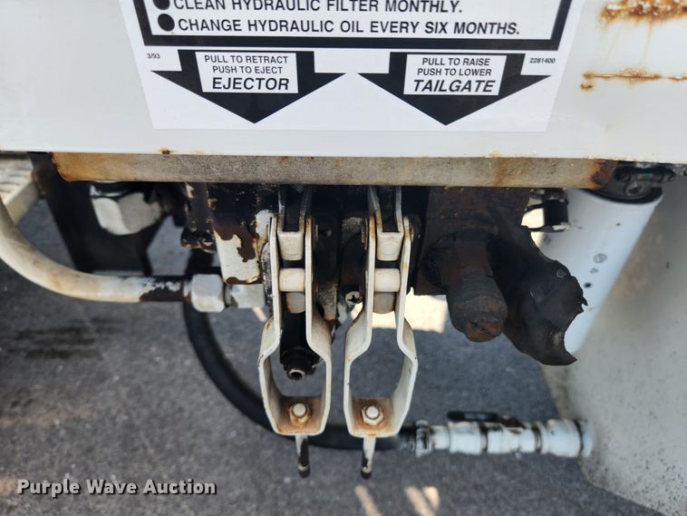 image for item MK9268 2004 International 4400  refuse truck